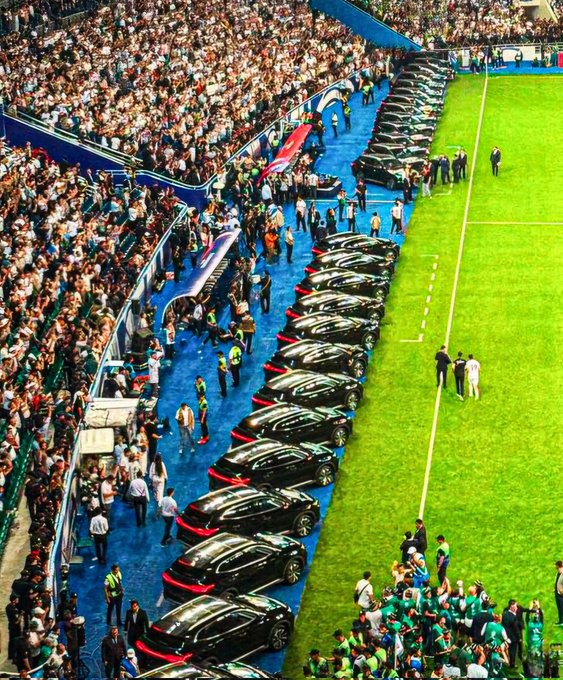 Özbəkistanlı futbolçular arenada avtomobillə mükafatlandılar